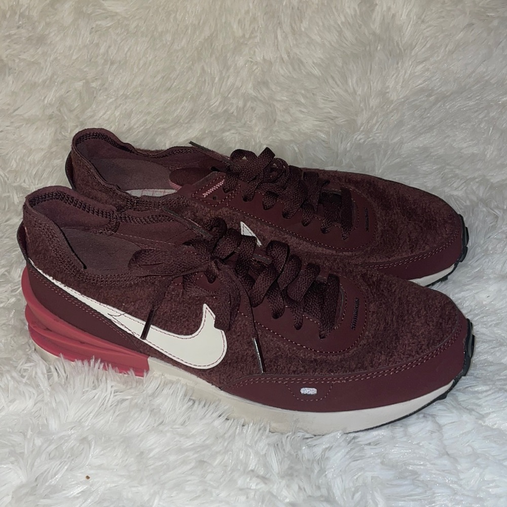 Women 9.5 WORN ONCE